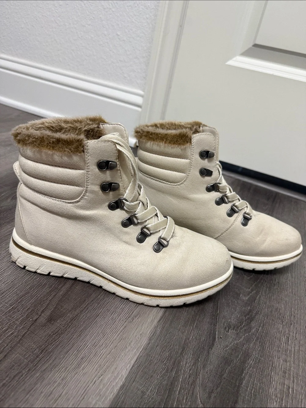 Cliffs by WHITE MOUNTAIN Cream Faux-Fur Lace-Up Winter Ankle Boots 8.5W